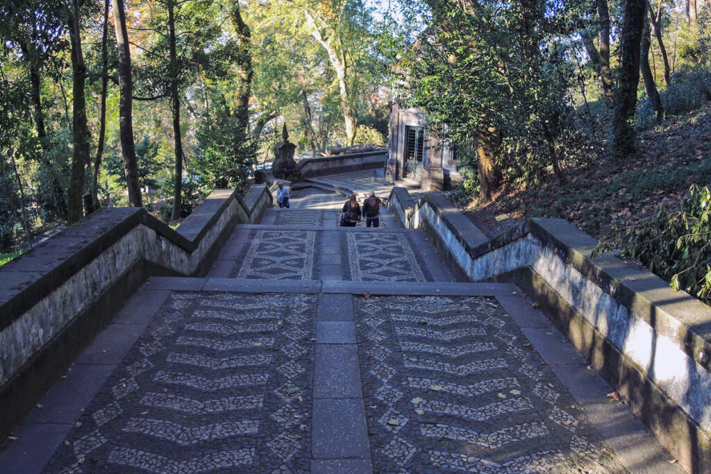 Braga belvárosából (például az Avenida da Liberdade vagy a pályaudvar környékéről) a 2-es számú helyi autóbusszal (TUG - Transportes Urbanos de Braga) utazhat közvetlenül a Bom Jesus lábához.