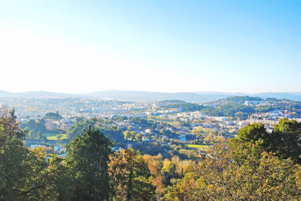 Ez az útvonal egy látványos kihívás, amely a Braga régióban található, jellegzetes Bom Jesus városában vezet végig.
