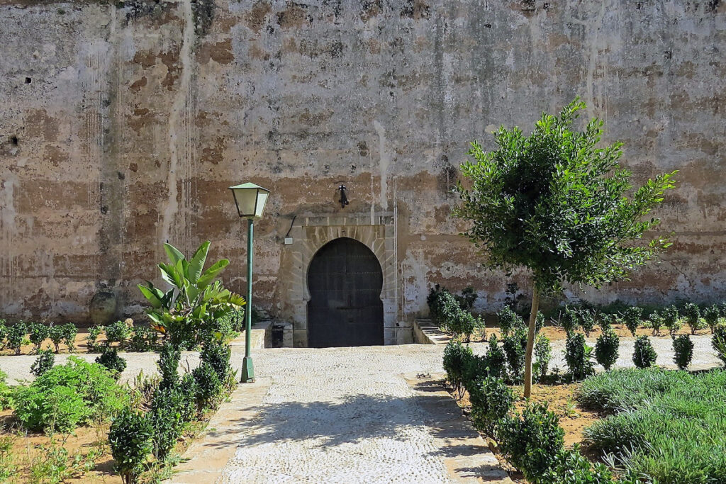 A Kasbah of the Udayas falai között fekvő Andalúziai Kertek egy ingyenesen látogatható, napkeltétől napnyugtáig nyitva tartó meditatív menedék. Bár a mór-andalúz kertépítészet hagyományai előtt tiszteleg, valójában a francia protektorátus alatt, 1915 és 1918 között alakították ki Maurice Tranchant de Lunel tervei alapján, így kulturális hídként működik Marokkó iszlám öröksége és a gyarmati múlt között.