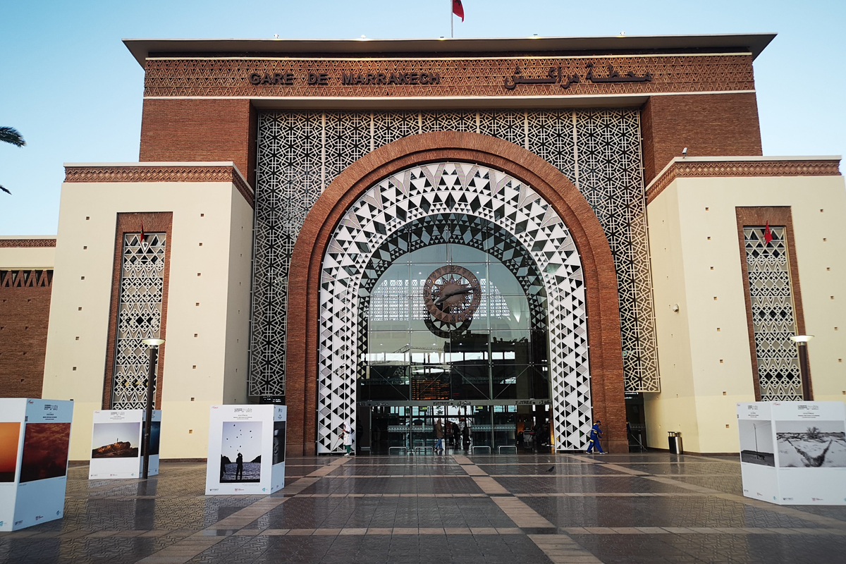 a pálmákkal szegélyezett Boulevard Mohamed V sugárúton,