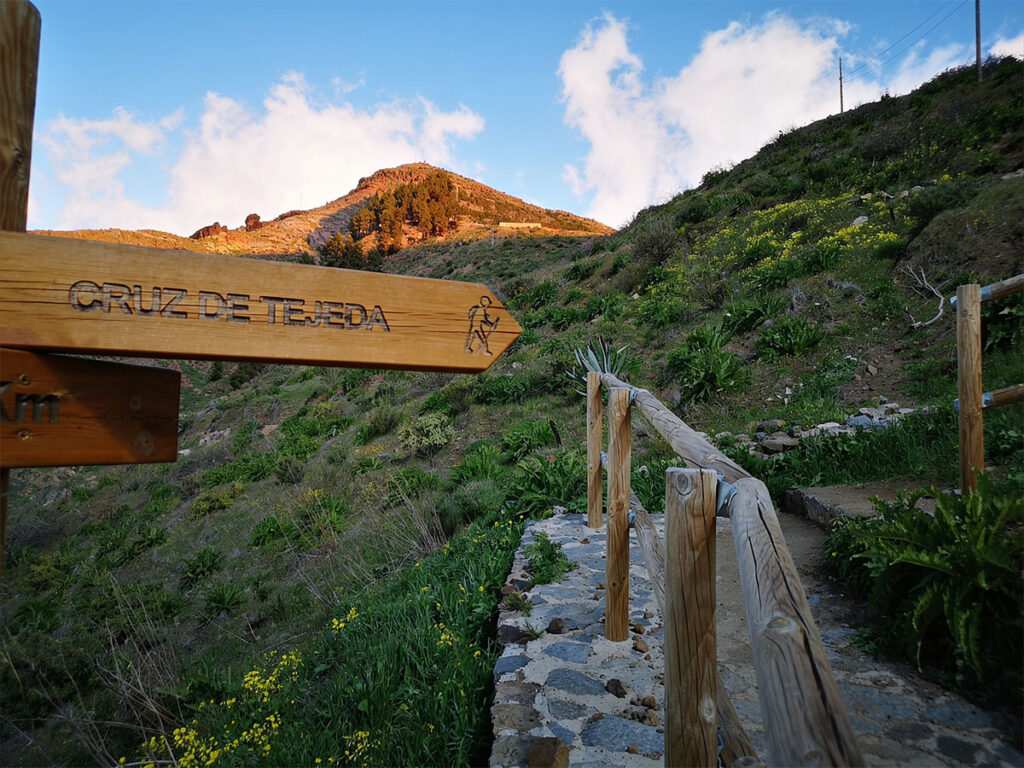 Cruz de Tejeda - hikes and trails to get you there