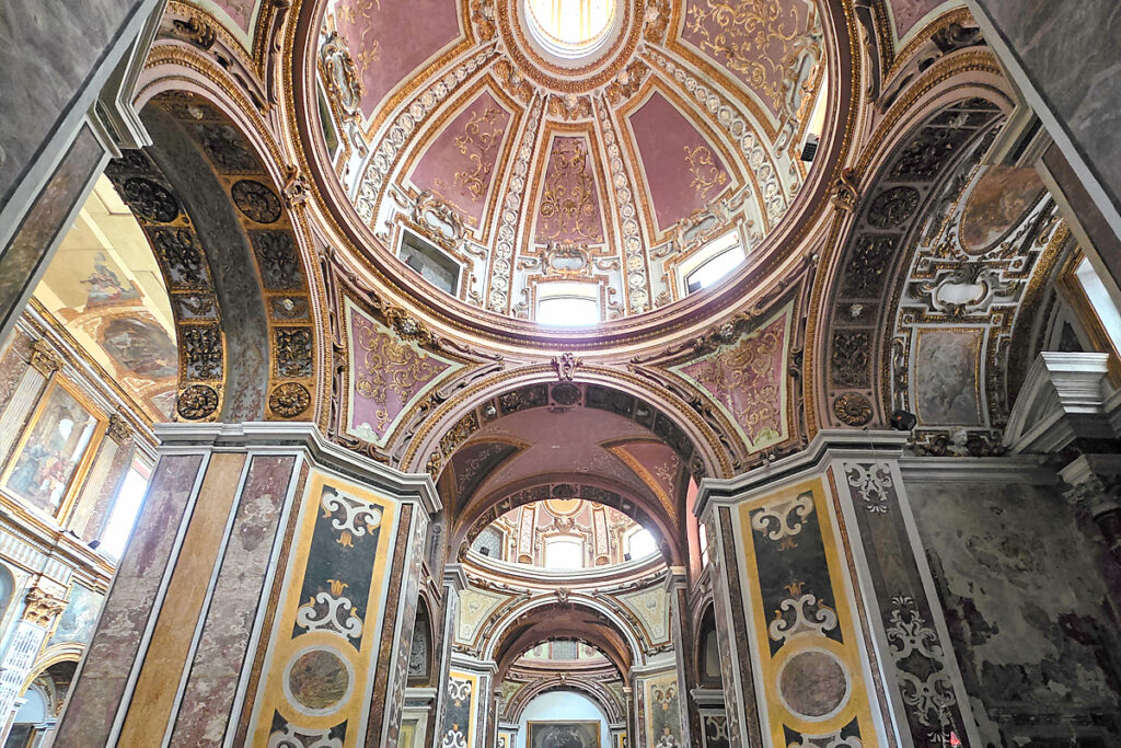 A San Paolo Maggiore egy bazilika Nápolyba