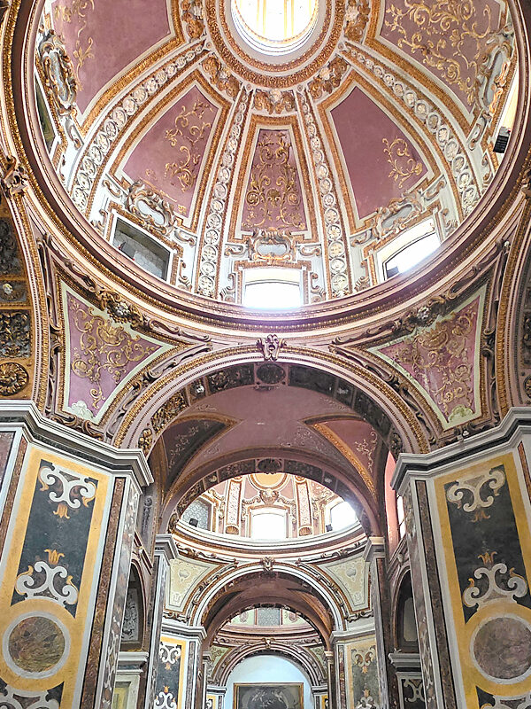 A San Paolo Maggiore egy bazilika Nápolyba