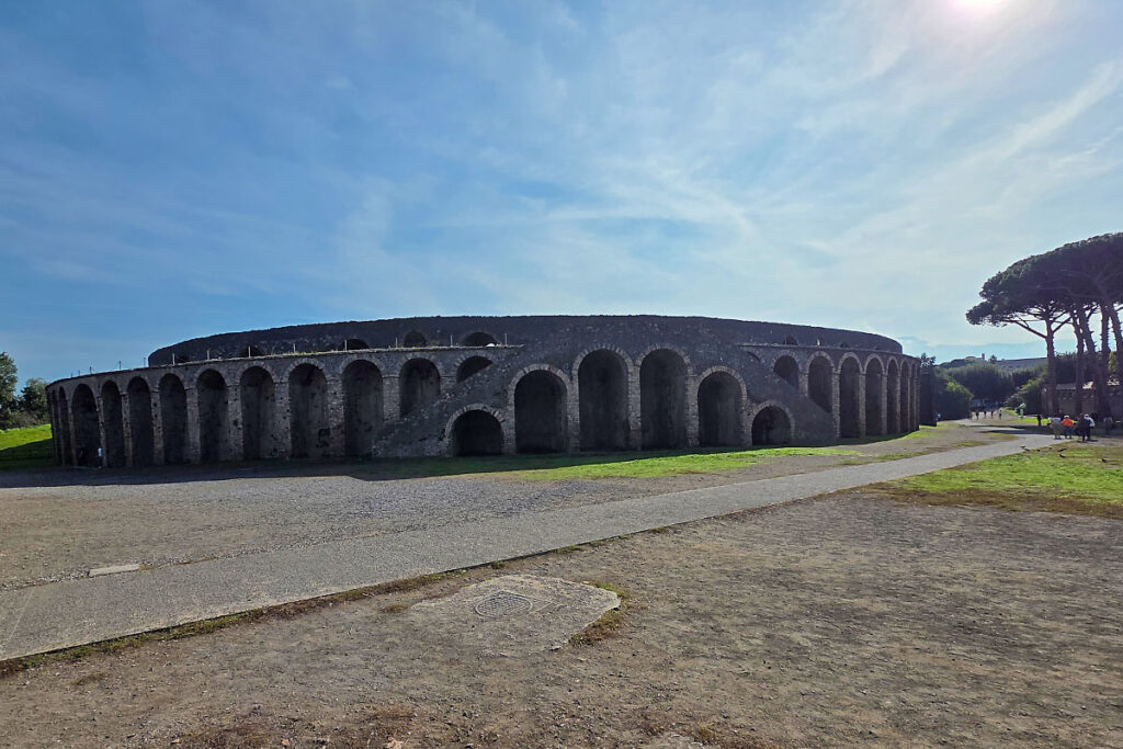 Amfiteátrum (9): Kr. e. 70-ből származik, ezzel a legidősebb fennmaradt kőből épült aréna a római világban. Itt nemcsak a véres gladiátorfutamok zajlottak, hanem a korszak legnagyobb szurkolói botránya is: Kr. u. 59-ben a helyiek és a szomszédos nuceriaiak között olyan brutális tömegverekedés történt, hogy Néró császár tíz évre betiltotta a meccseket.