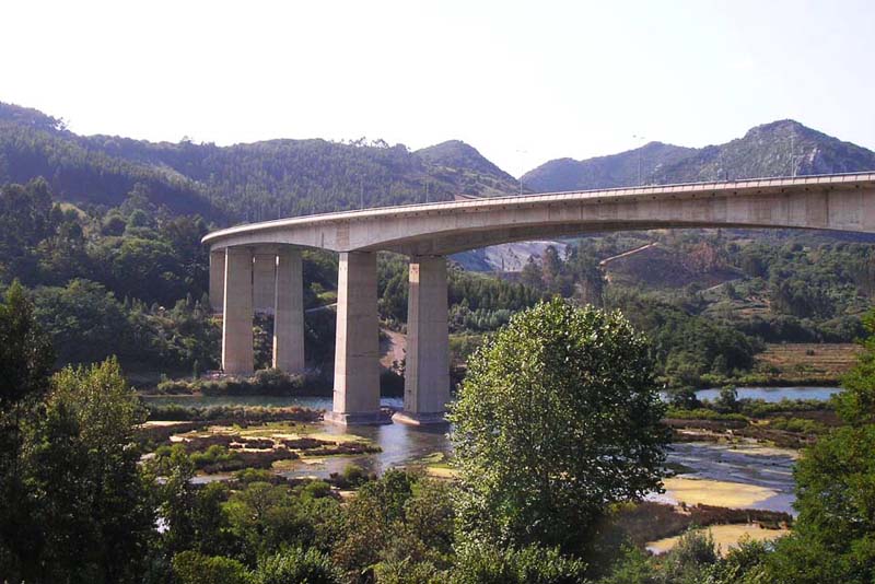 A viadukt egy gyönyörű, meredek hegyekkel övezett völgyön halad át, nem messze a Kantábriai-tenger partjától.