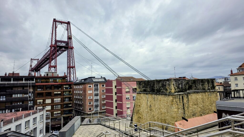 A vashíd az UNESCO világörökség része, a korai ipari forradalom építészeti bravúrja, amely komppal és függőkosárral köti össze a folyó két partját.