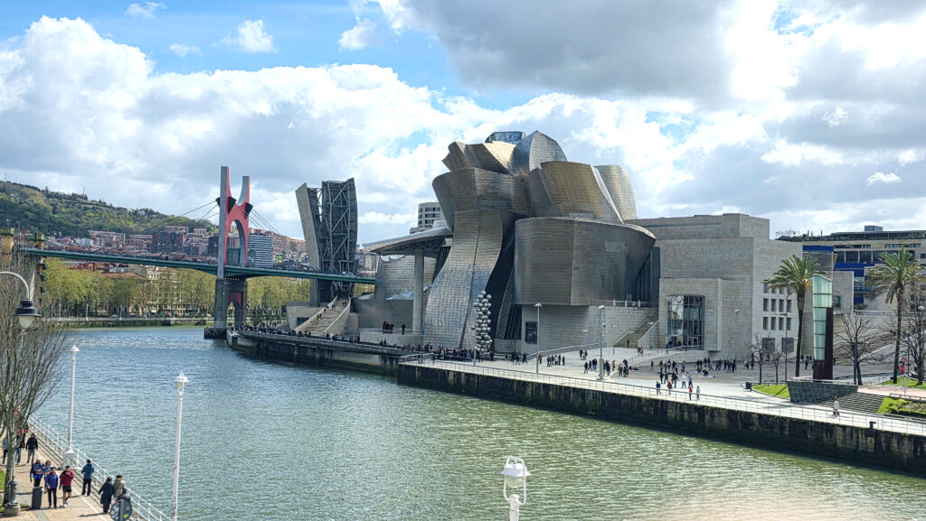 a Frank Gehry által tervezett, szürreális, hajlított titaniumlemezekből álló Guggenheim Múzeum