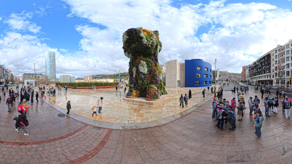 A múzeum előtt Jeff Koons hatalmas virág-kutyája, Puppy, és Louise Bourgeois gigantikus bronzpókja, Maman köszönt.
