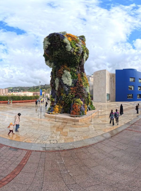 A múzeum előtt Jeff Koons hatalmas virág-kutyája, Puppy, és Louise Bourgeois gigantikus bronzpókja, Maman köszönt.