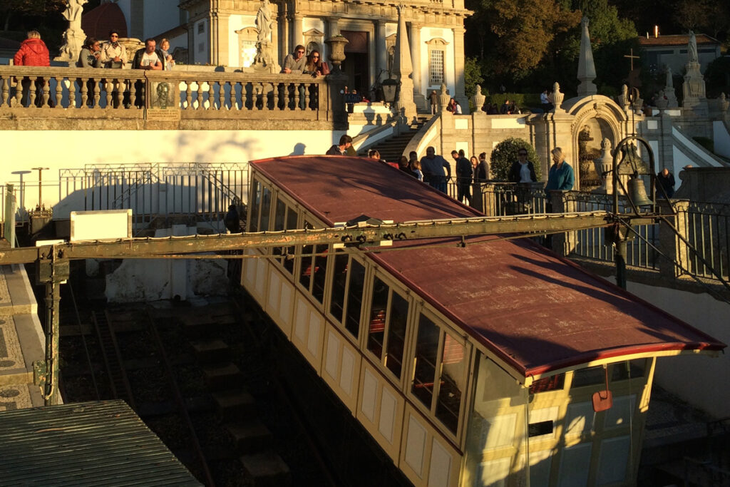 A Bom Jesus szentélyhez felvezető sikló (Elevador do Bom Jesus) a világ legrégebbi, ma is működő vízsúlyos (vízkerekes) siklója