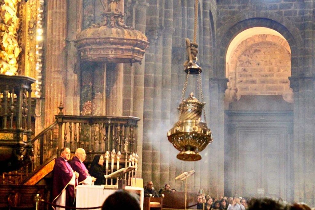 The cathedral has used a swinging censer since the 11th century. Its size necessitates the use of a rope and pulley system, its current one having been installed in 1604.