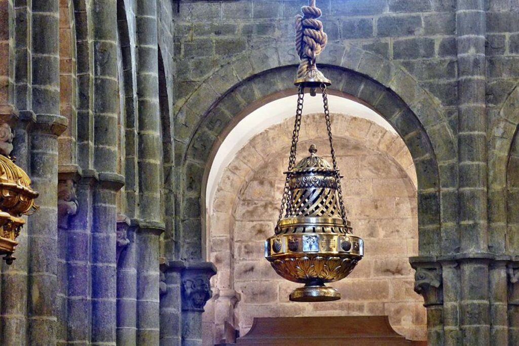 The most notable occurred when Princess Catherine of Aragon visited in 1499 on her journey to marry Arthur, Prince of Wales and son of King Henry VII. While it was being swung, the Botafumeiro became disconnected from its rope and flew out of the cathedral through a high window.