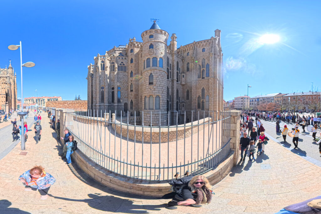 Gaudí neogótikus, fehér gránitból emelt Püspöki Palotája