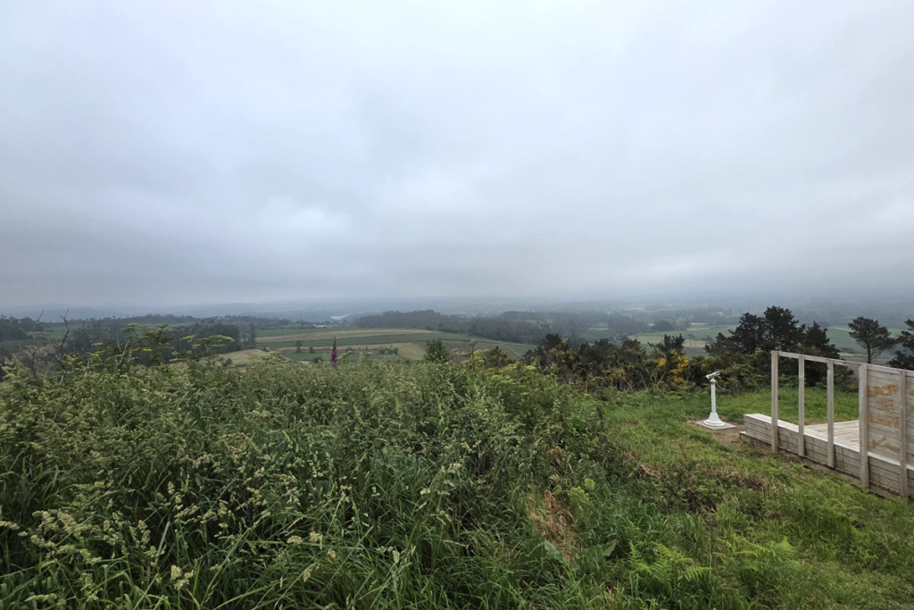 Felérve a 483 méter magas Monte Aro kilátóponthoz, a panoráma kárpótol az erőfeszítésért