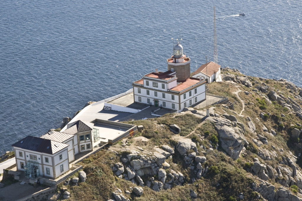Úgy tűnik, Finisterre egy beavató út végpontja is volt, amely a rómaiak előtti időkre, a kelta és talán a neolitikumra nyúlik vissza, amint azt a közeli neolitikus kőkör ősi maradványai a Monte San Guillermo-n és más neolitikus és kelta maradványok is mutatják Finisterre szaggatott partvonala mentén.