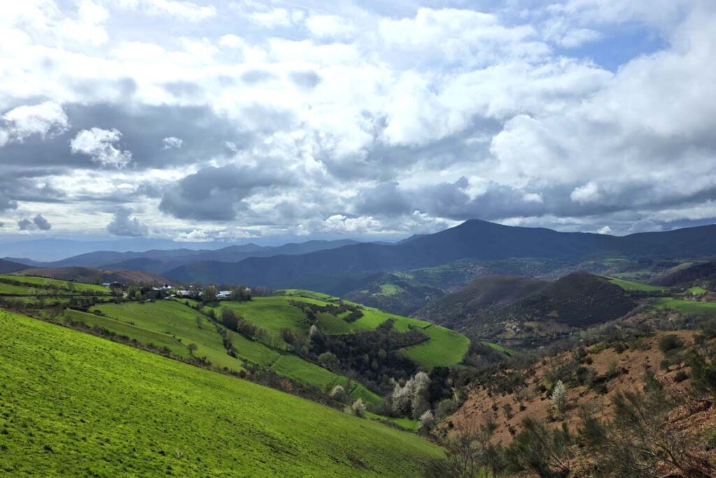 Hegyi ösvény O Cebreiro felé a Camino Francés útvonalán
