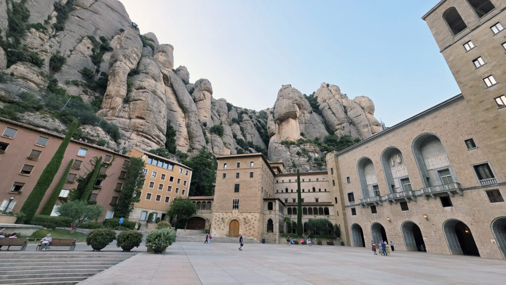 Montserrat kolostor Barcelonából: jegyek, árak, közlekedés, Fekete Madonna, túraútvonalak és minden fontos információ egy napos kiránduláshoz