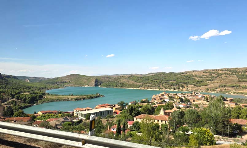A La Tranquera víztározó türkizkék vizű természeti környezet, 3 km-re a híres Piedra kolostortól, Zaragoza tartományban.