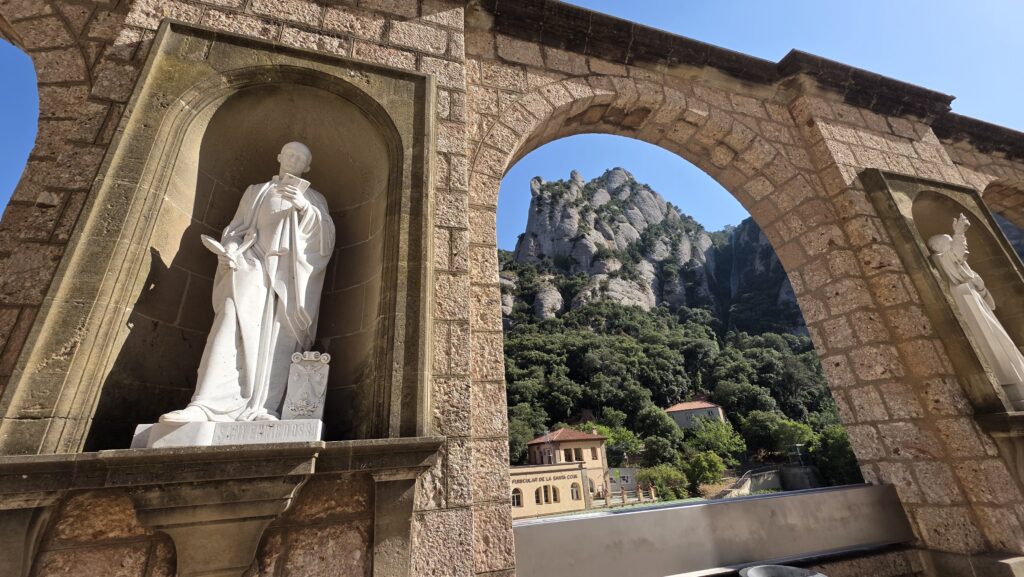 Montserrat kolostor Barcelonából: jegyek, árak, közlekedés, Fekete Madonna, túraútvonalak és minden fontos információ egy napos kiránduláshoz.